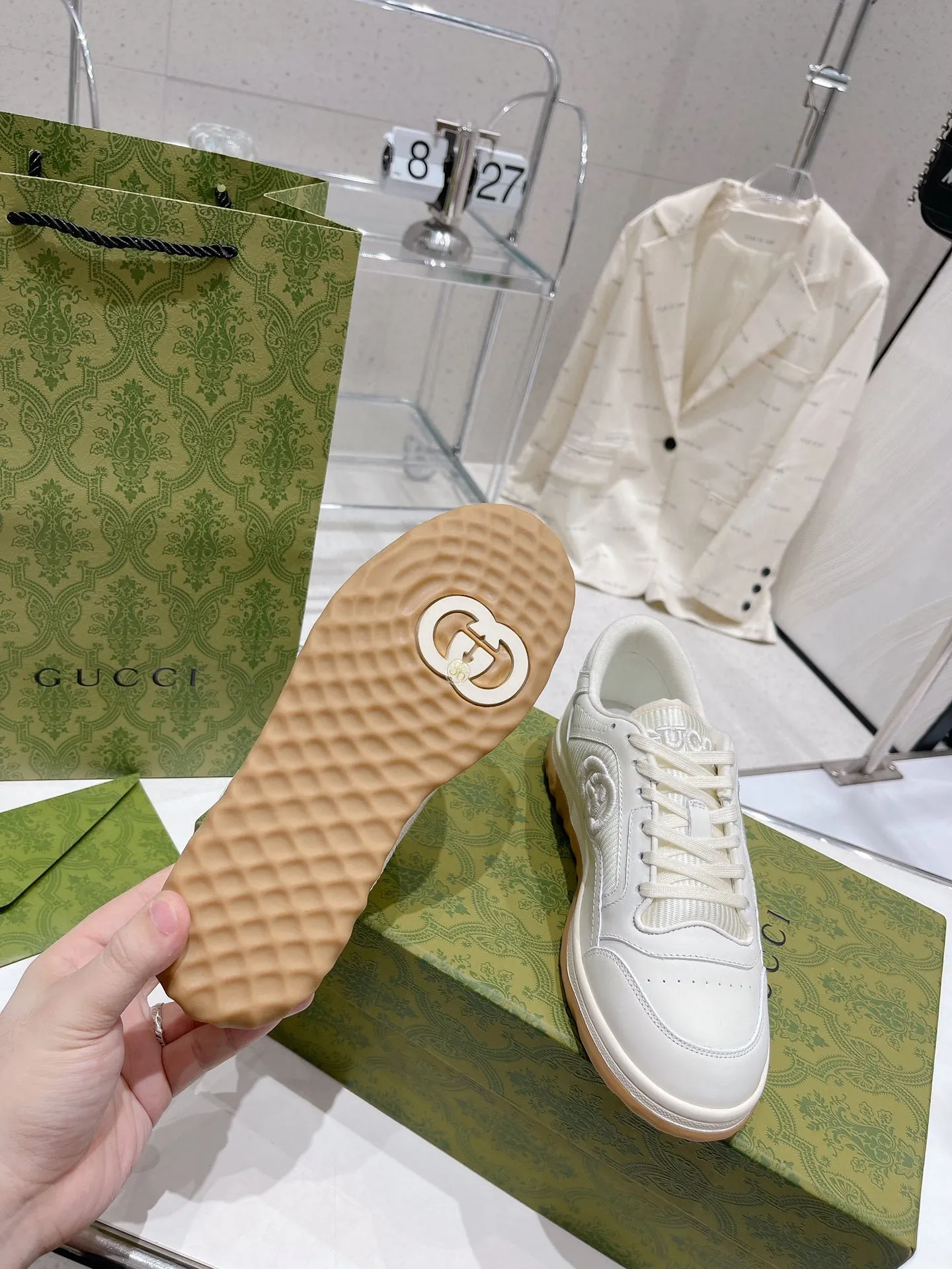 👟👟Ex-factory price 520👟👟 Gucci Gucci 2023 latest hot model MAC80 sneakers, couple style, casual, retro, old, dirty shoes, small dirty shoes, white shoes, original purchase, development, production, Gucci MAC80 new hot model series. The exquisite and compact interlocking double G logo romantically interprets the aesthetic concept of this series. Made of off-white leather, retro inspiration is cleverly integrated into the design of sports shoes, reinterpreting the brand logo. Fabric: Original custom imported first-layer cowhide. Lining: Original custom imported breathable mesh. Outsole: Original molded two-color TPU outsole. Sole thickness: 3CM. Size: Women's 35-40 / Men's 39-45.